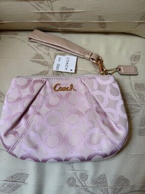 Nwt Coach Parker Light Pink Signature logo Wristlet with Rose Gold-Tone hardware